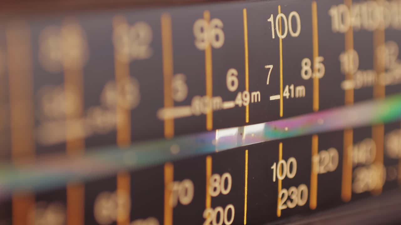 grabador de cinta de radio retro de primer plano. escuchando música, viejo reproductor de radio boombox, buscando canal.