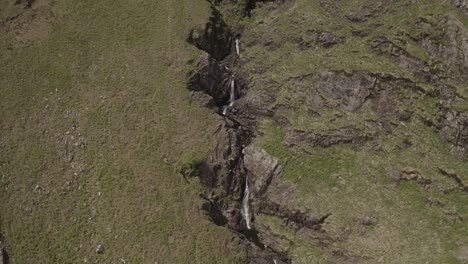 vuelo hacia atrás desde una pequeña cascada
