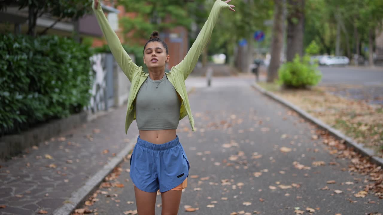 mujer estirándose al aire libre