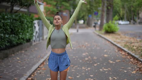 mujer estirándose al aire libre