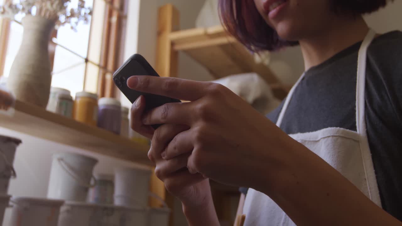 joven alfarera trabajando en su estudio