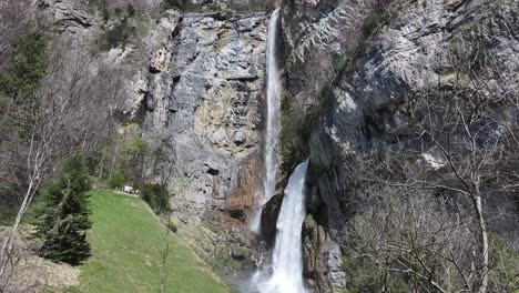 las inspiradoras cataratas de seerenbach, un impresionante trío de cascadas ubicadas cerca de betlis en la región de amden, con vistas al sereno lago walensee, suiza