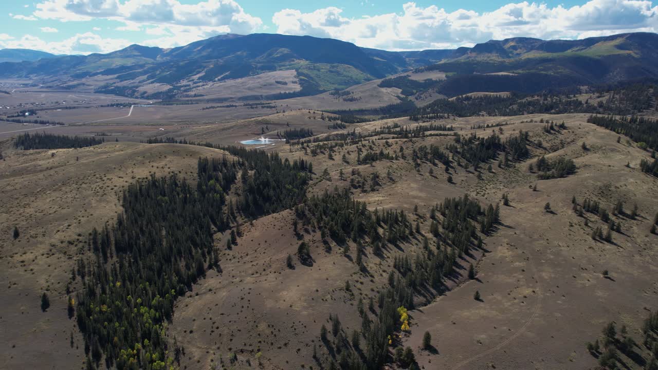 Veduta aerea del paesaggio rurale del Colorado, USA, in una calda giornata di sole, ripresa con drone