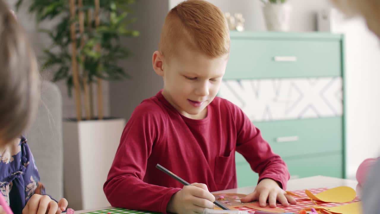 Menino feliz pintando coelhinho da Páscoa