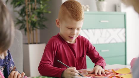 niño feliz pintando conejo de pascua