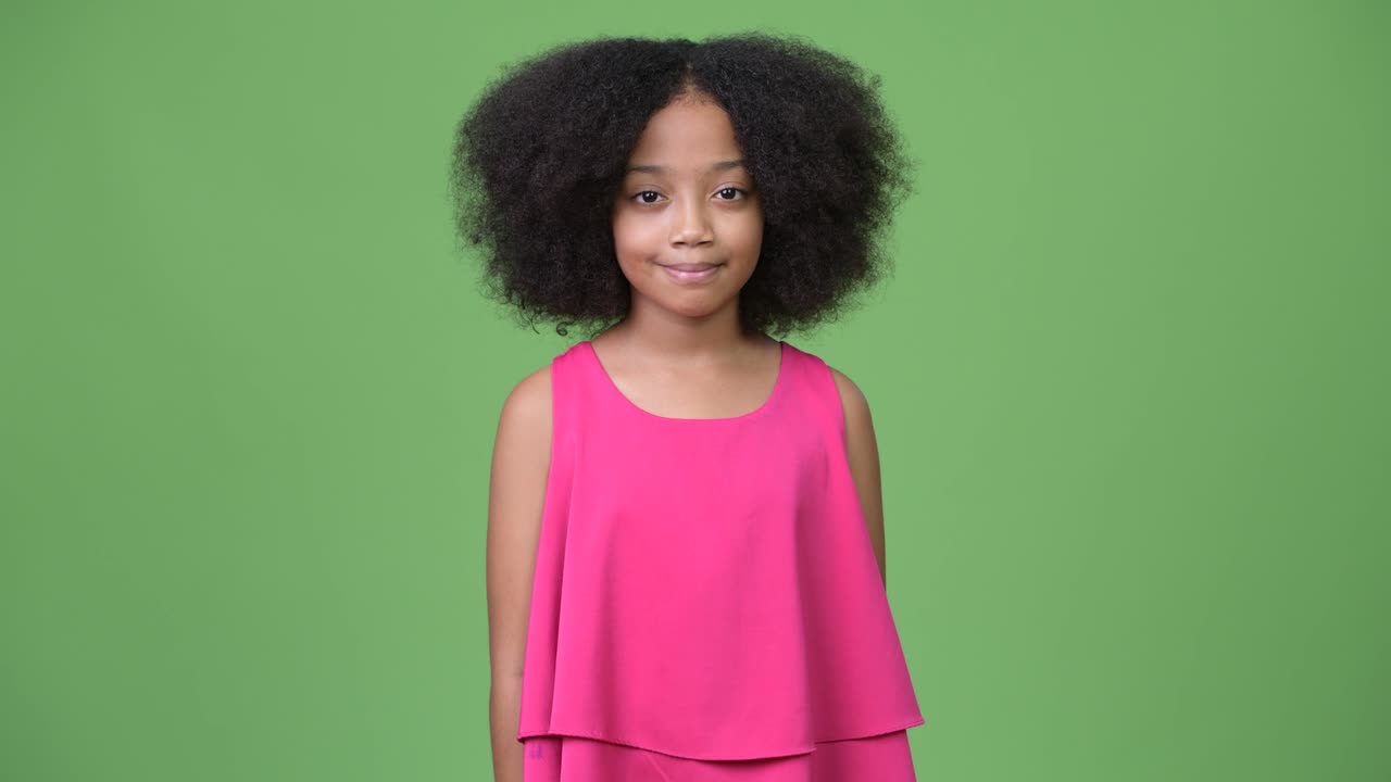 joven africana con cabello afro contra un fondo verde