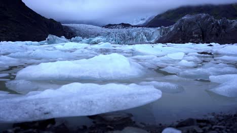 acumulación de glaciares en lagos en terrenos montañosos