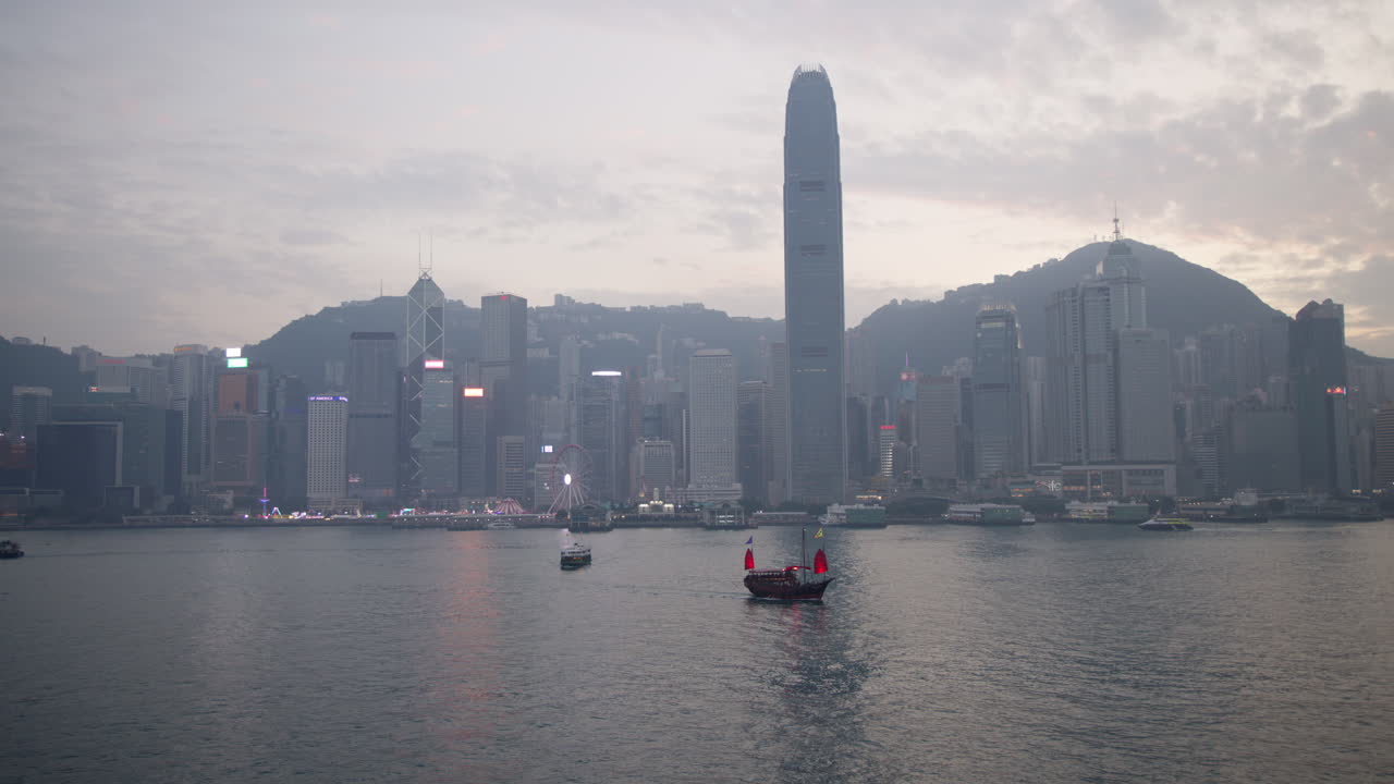 una vista impresionante del horizonte de la isla de hong kong durante la puesta de sol, proyectando colores vibrantes a través del cielo