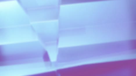 dos formas dobladas metálicas 3d entrelazadas que se mueven una contra la otra
