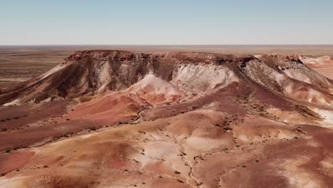 Drone-shot-of-an-arid-mountain-in-Coober-Pedy,-Australia