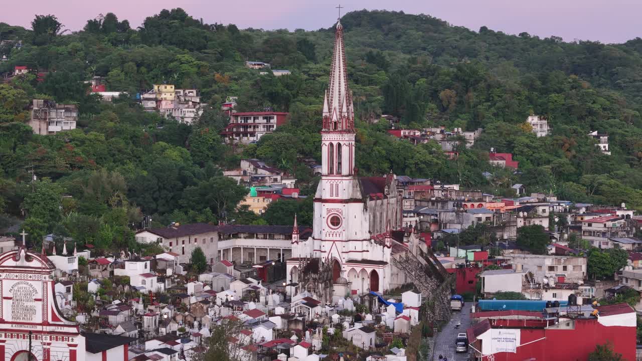 Cimitero alla base del Santuario di Guadalupe del patrimonio ispanico, vista aerea