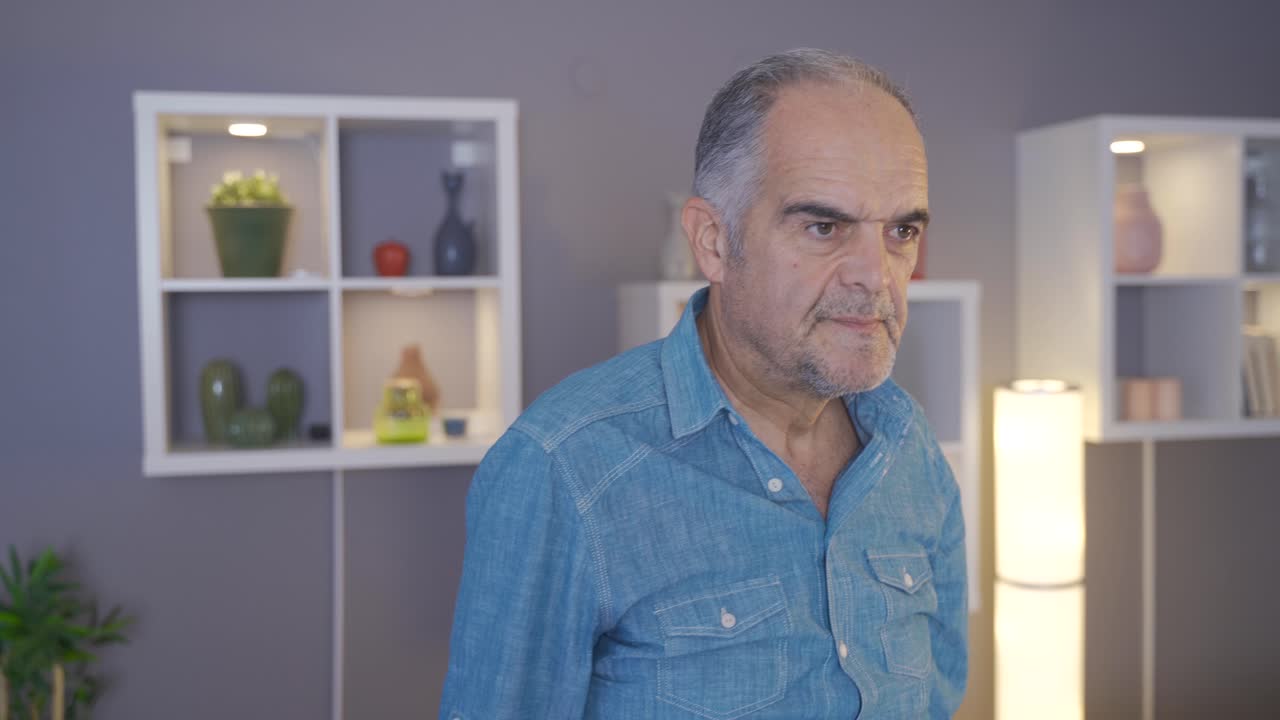 un anciano estresado y frustrado.