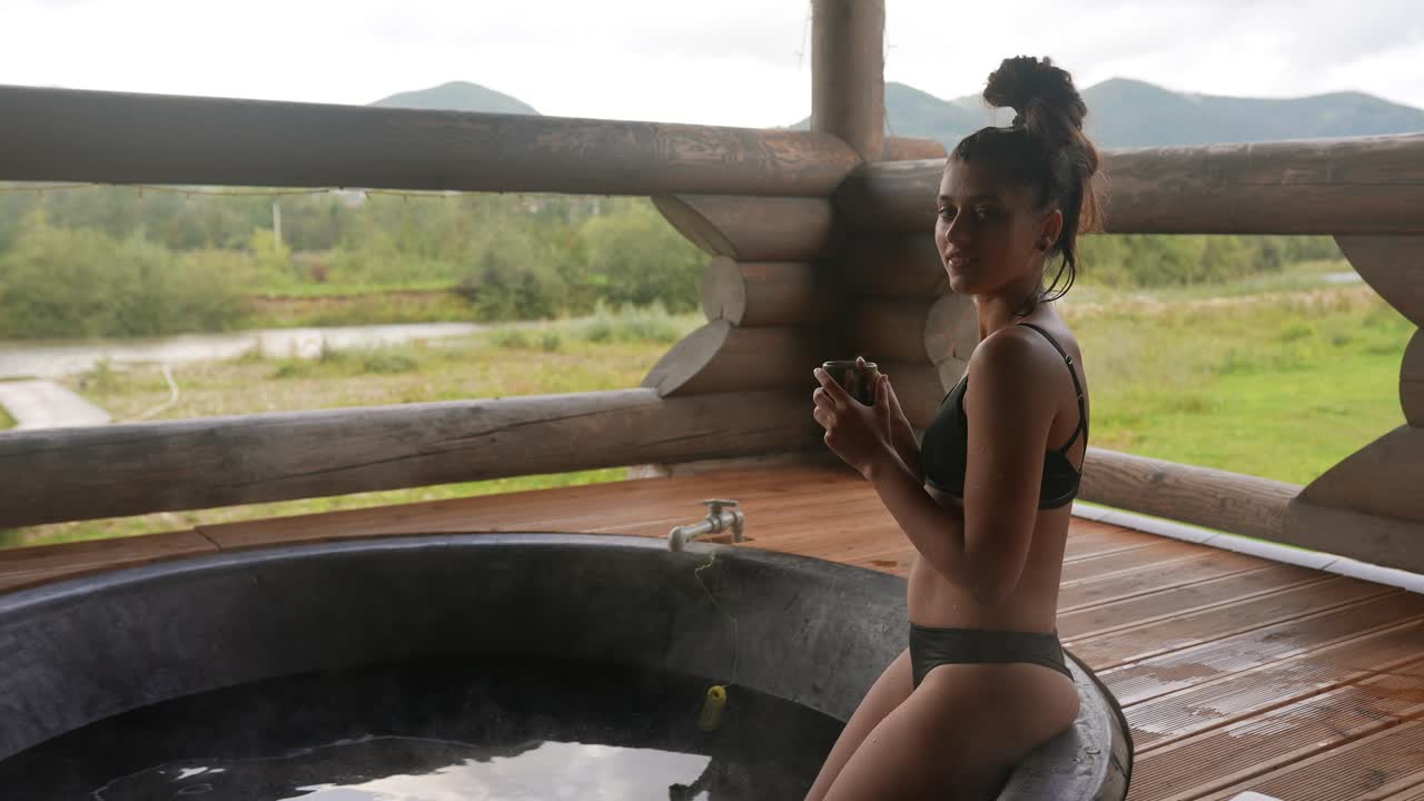 밖에서 핫에서 휴식을 취하는 여자