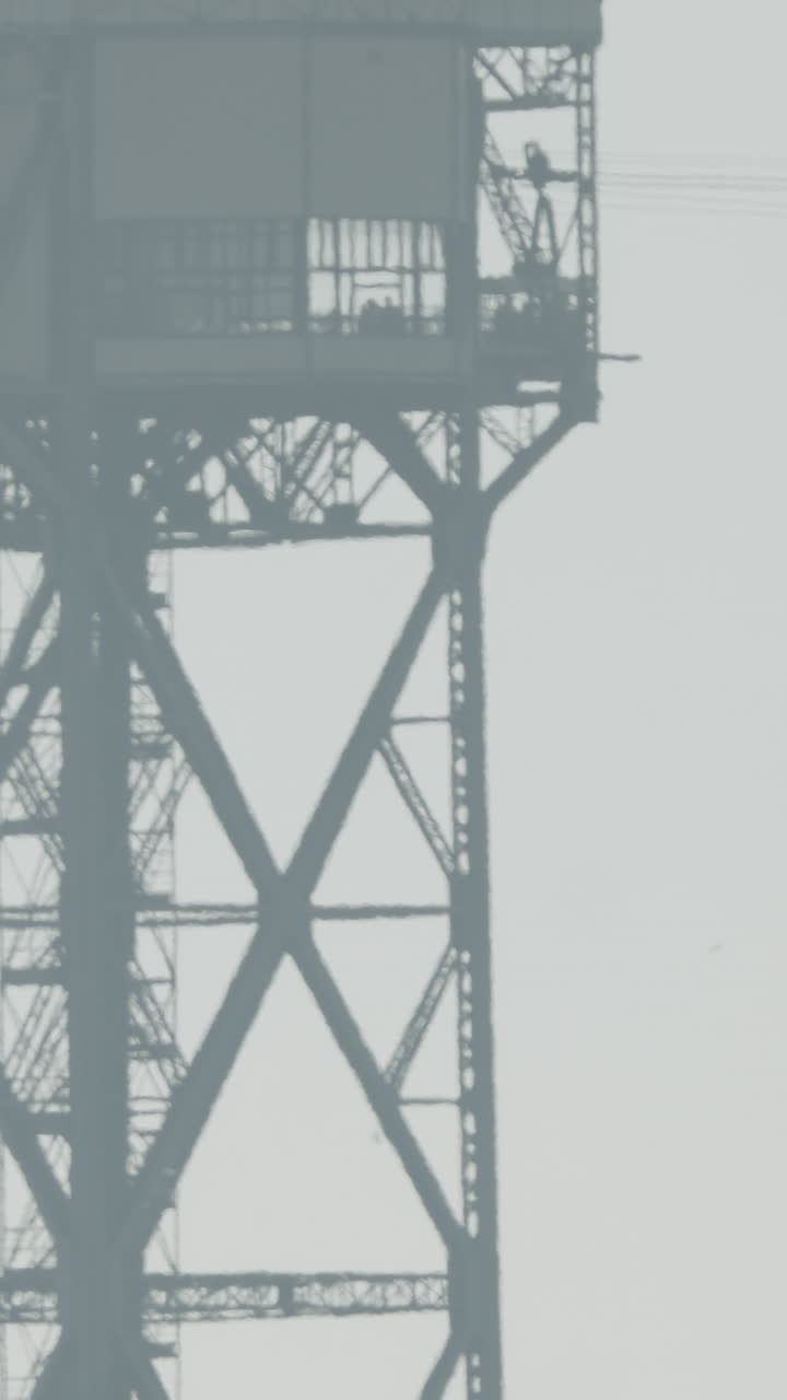 el horizonte de la playa de barcelona filmado en la sombra en vertical