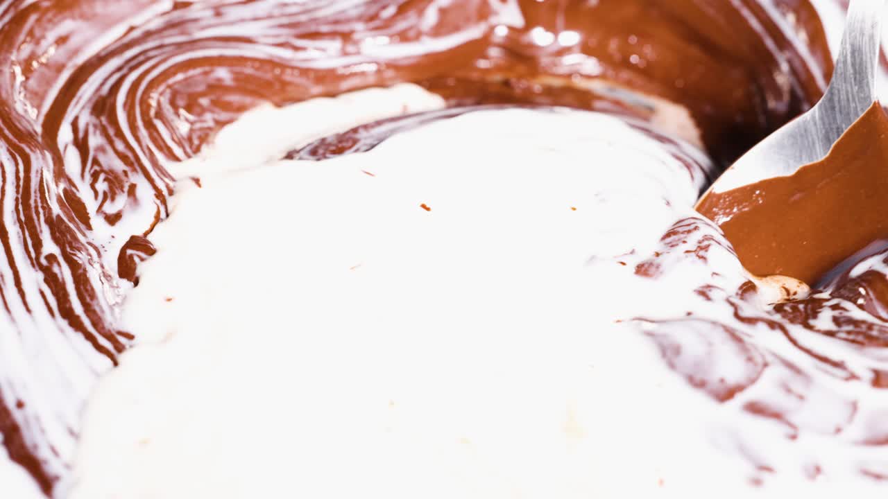 chocolate y leche mezclándose en un patrón de remolino