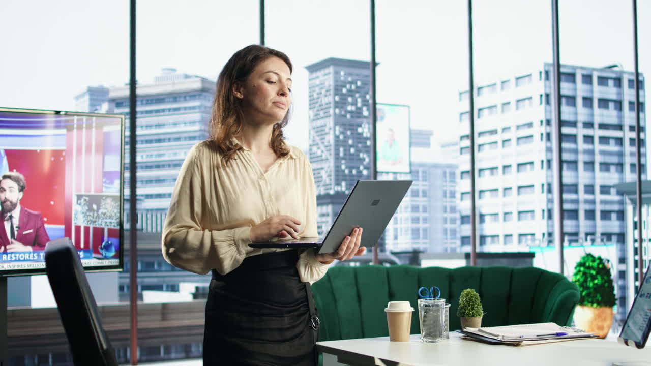 Mujer líder decidida desarrollando un plan estratégico para el crecimiento de la empresa