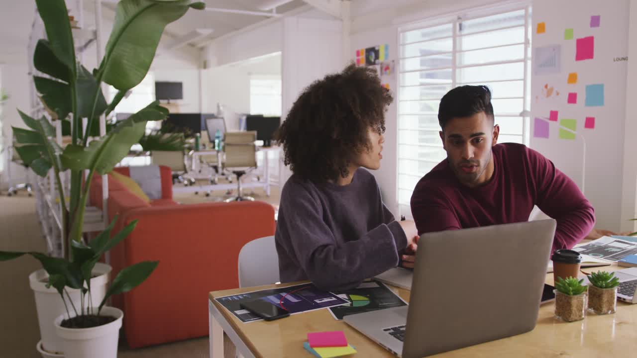 dos colegas que trabajan en la oficina creativa