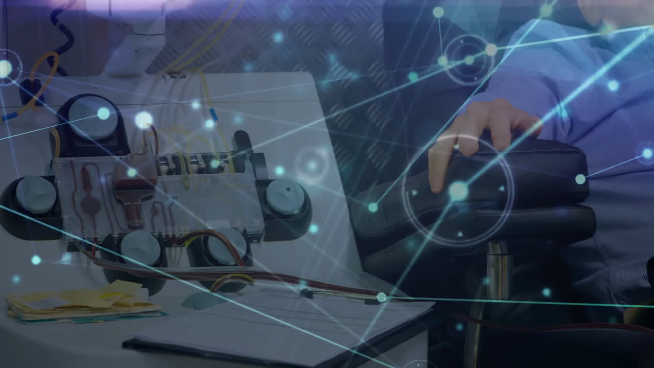 trabajo con electrónica, persona rodeada de conexiones de red y animación de procesamiento de datos