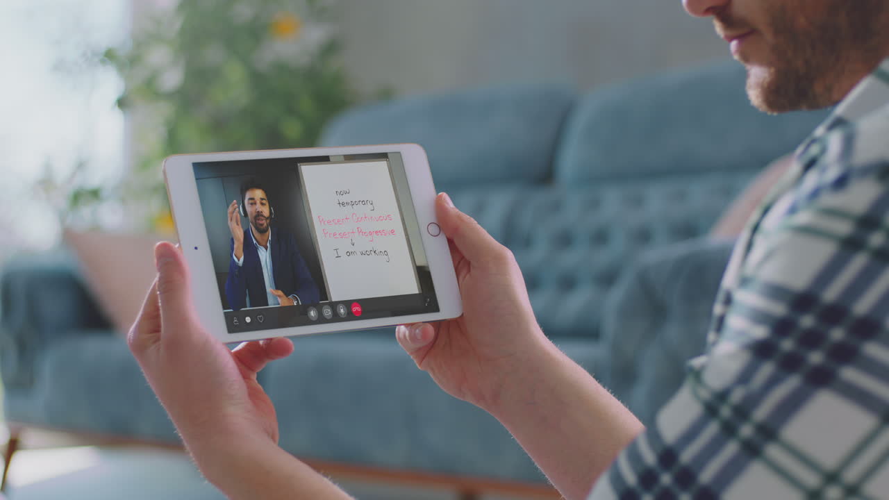 hombre haciendo una presentación en línea