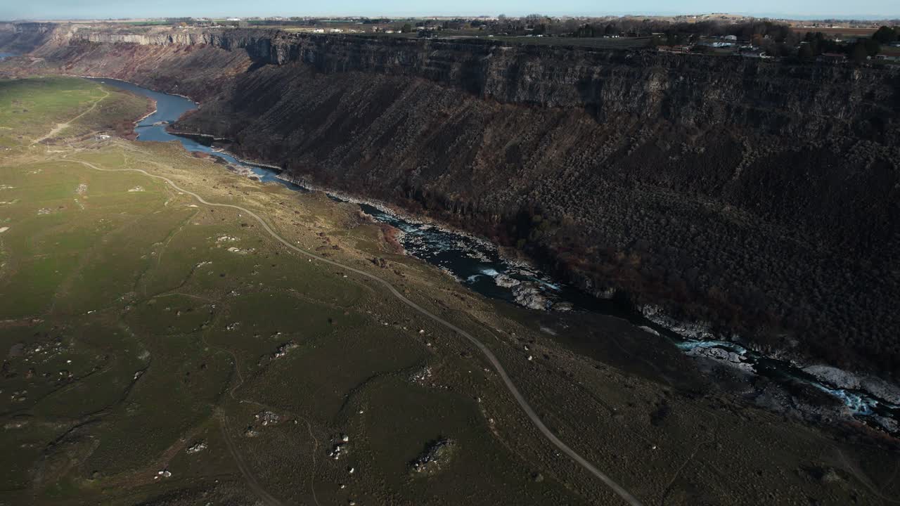 vista aérea del cañón del río serpiente bajo cataratas gemelas, idaho usa, disparo de drone