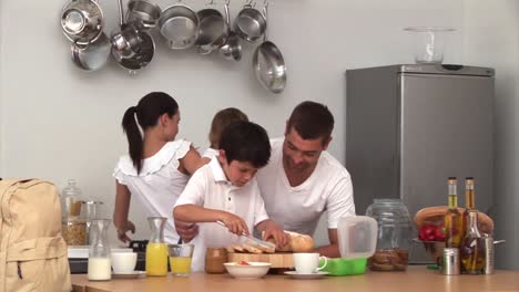 Animación-De-Una-Familia-Preparando-El-Desayuno.