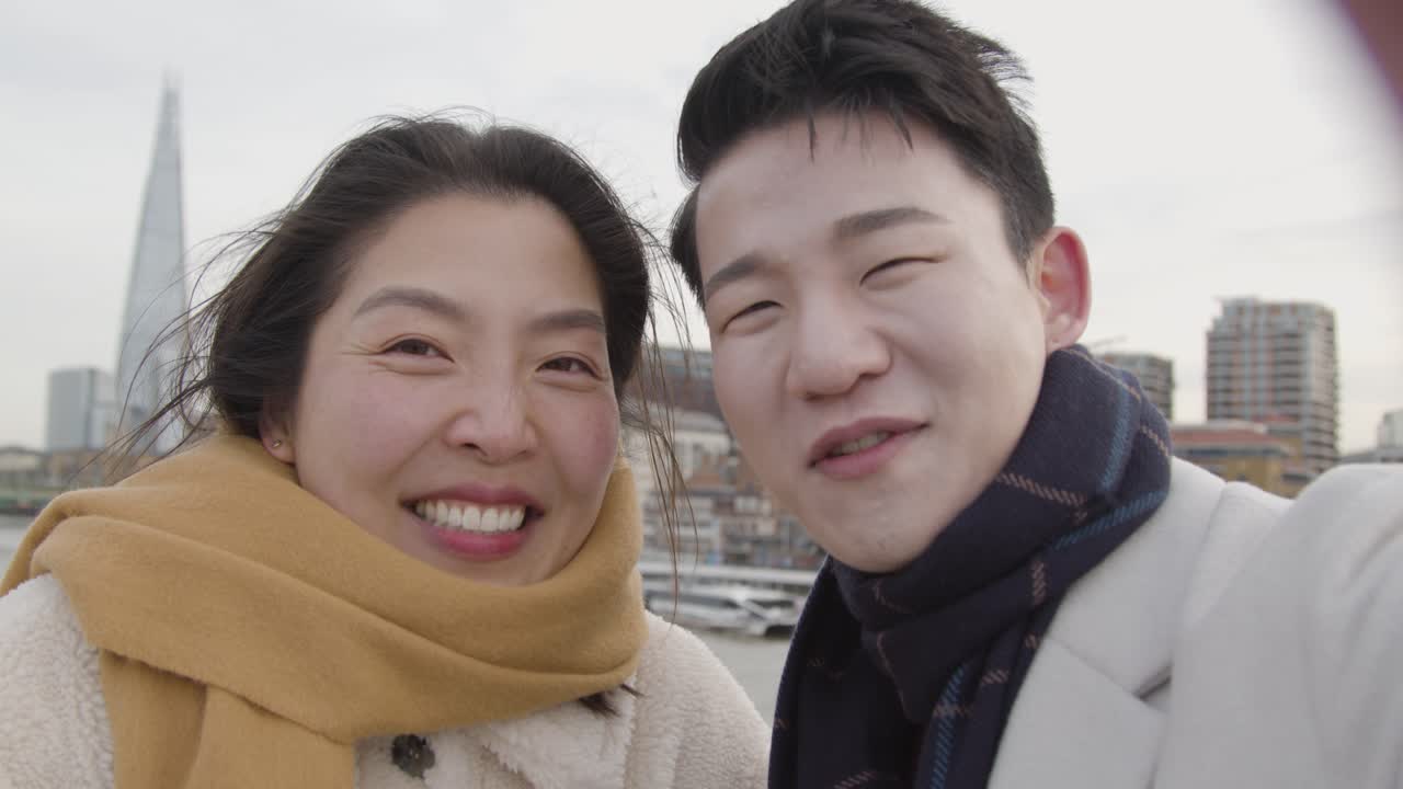 영국 런던에 있는 젊은 아시아 부부가 전화로 집에 화상 통화를 하고 가족과의 약혼 발표