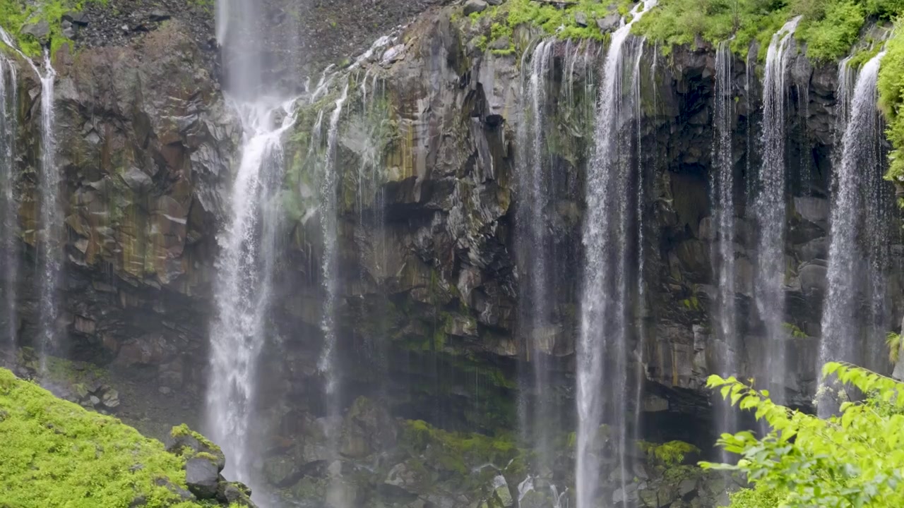 Bellissimo primo piano dettagliato sull'acqua che cade da scogliere rocciose.