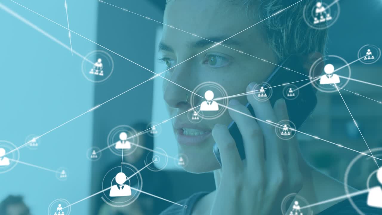 Animazione di una rete di connessioni con icone su una donna d'affari caucasica che utilizza uno smartphone