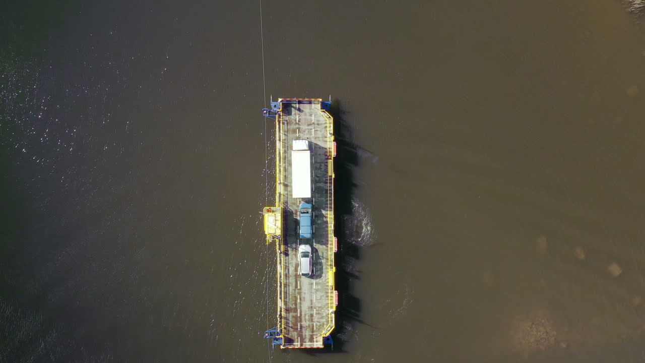 화창한 봄날, 핀란드 우시마아(uusimaa), 포르보(porvoo) 군도에 있는 케이블 페리에서 멀리 날아가는 공중 전망 - 위에서 아래로, 드론 샷