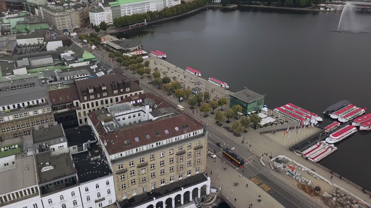 volando a través de la ciudad de hamburgo, alemania, paneo a la izquierda