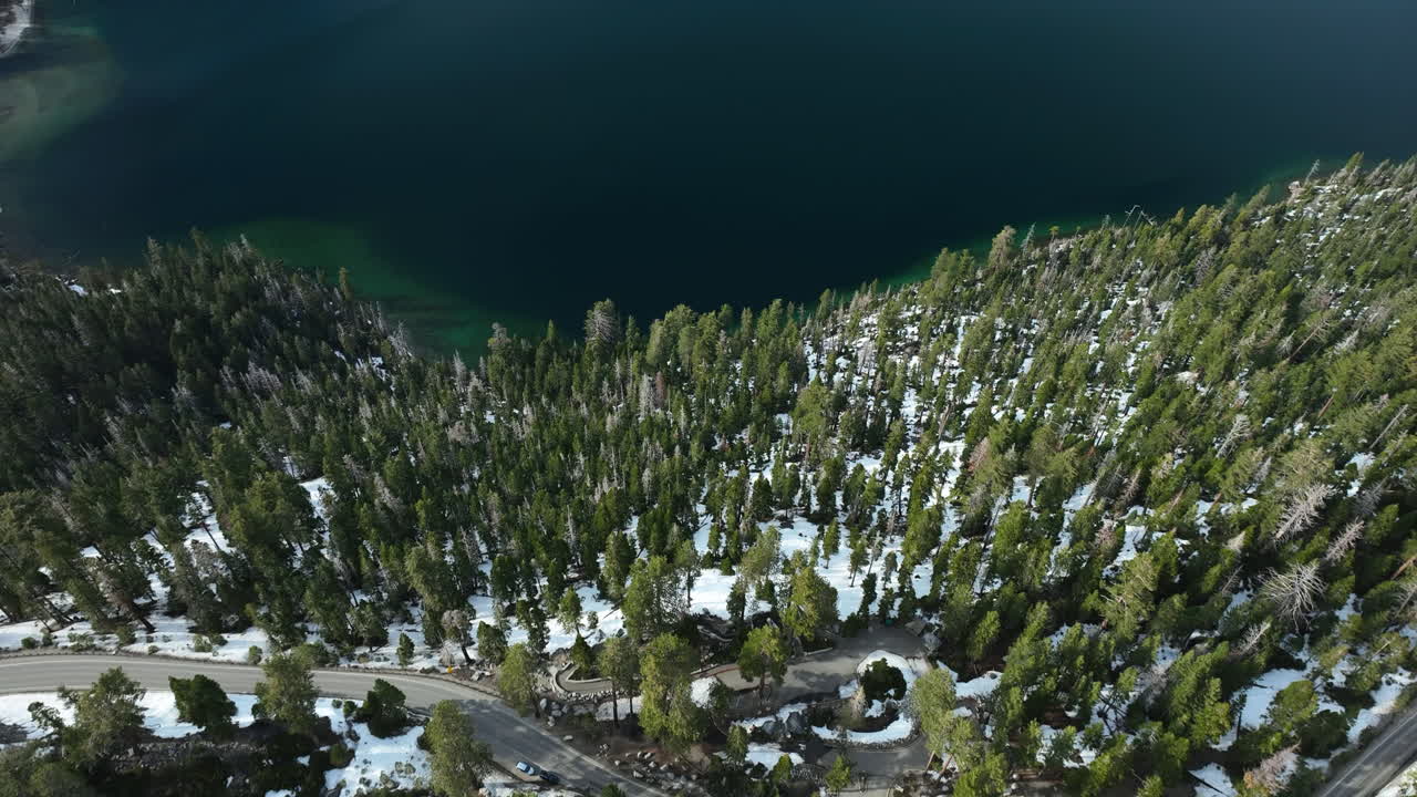 ABD, Tahoe Gölü'nde karlı Emerald koyu üzerinde eğimli drone çekimi, kış günü