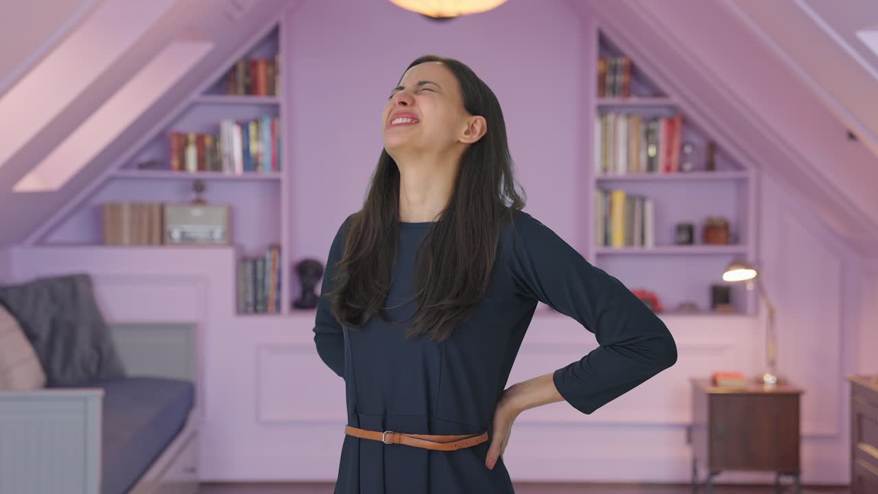 chica india que sufre de dolor de espalda