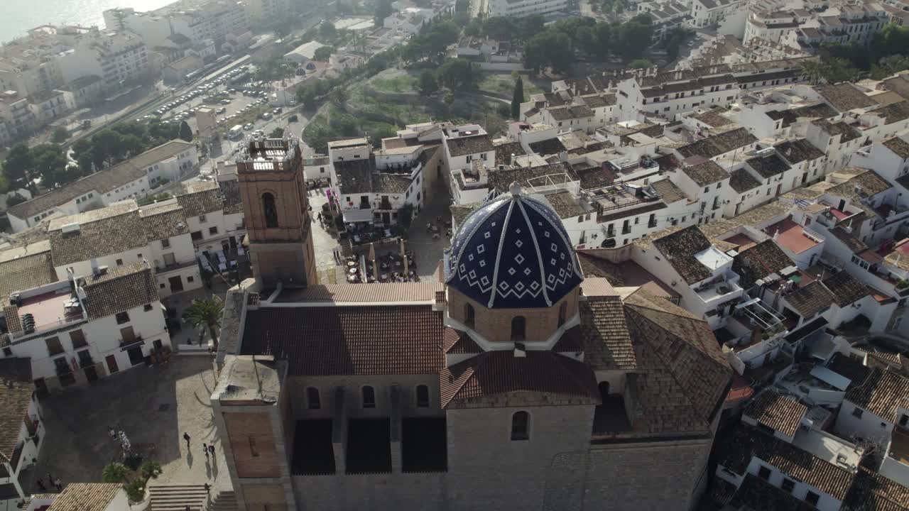 órbita aérea alrededor de la iglesia de cúpula de mosaico azul, nostra senyora del consol, altea