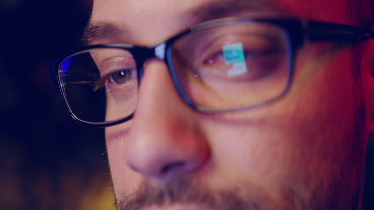 hombre con gafas tomas de primer plano