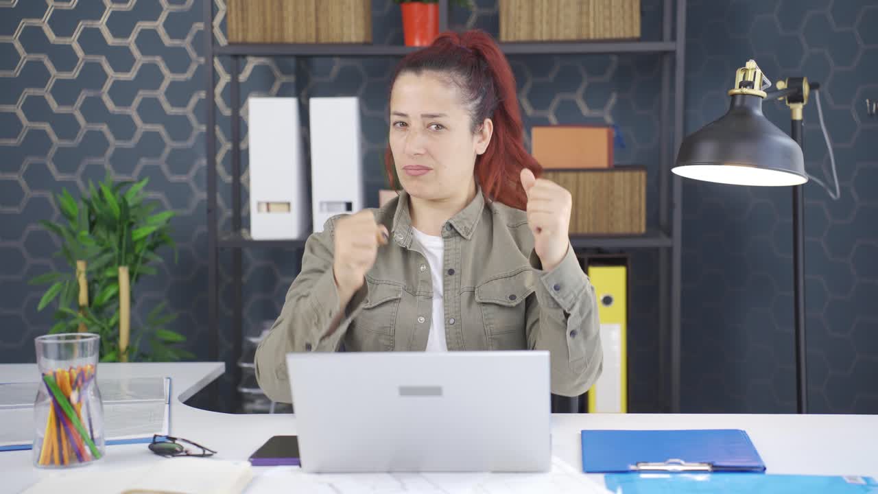 портрет сильной и смелой деловой женщины.