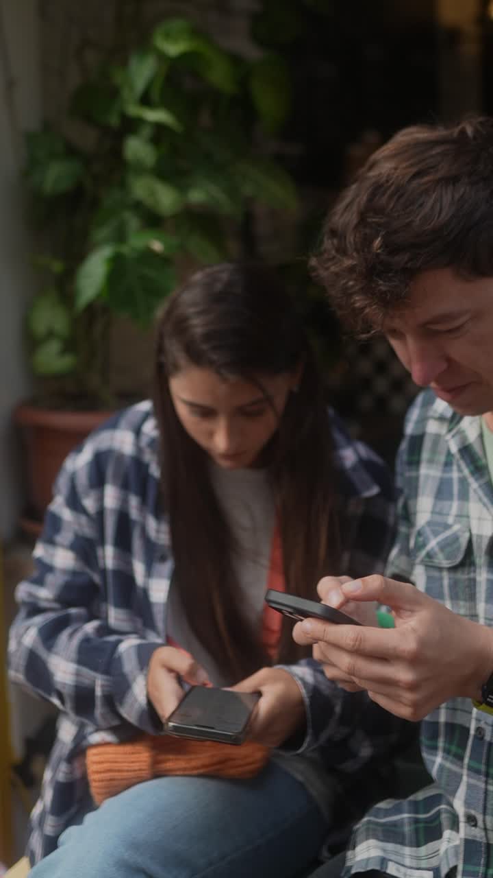 jóvenes adultos que utilizan teléfonos inteligentes al aire libre