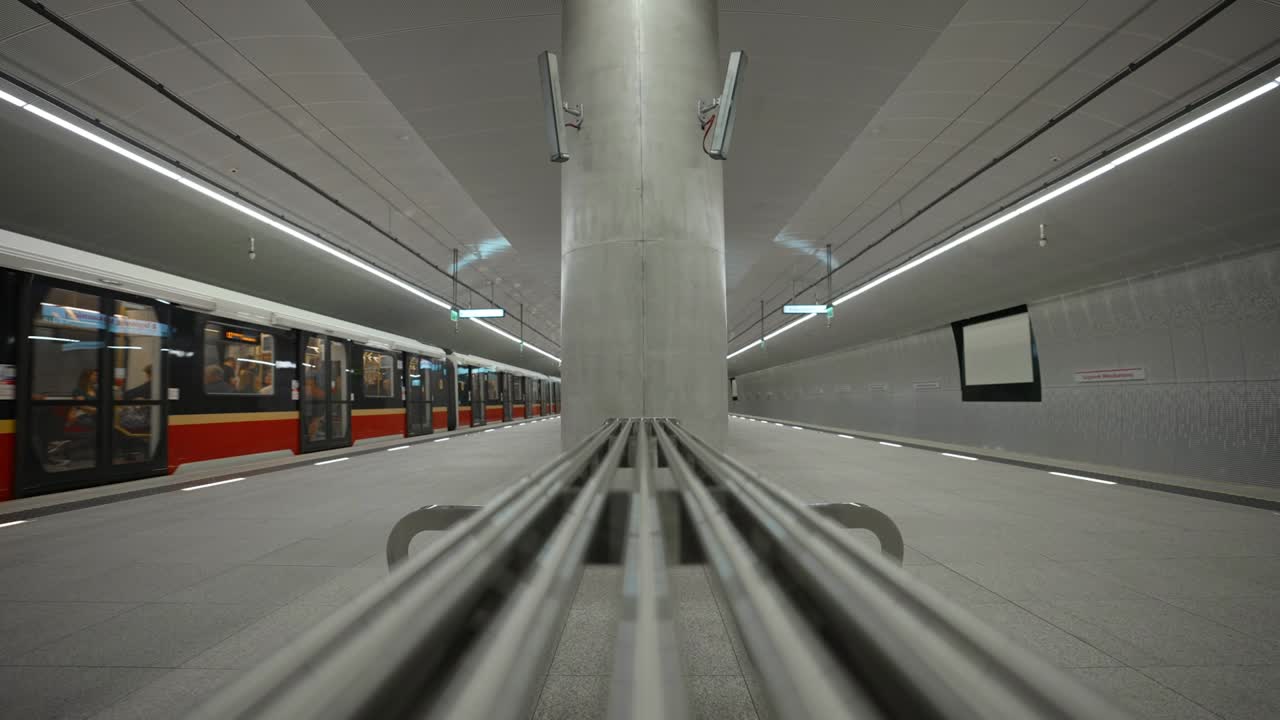 열차는  빈 지하철역에 도착합니다. targówek mieszkaniowy 지하철 역.