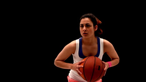 joven en forma jugando al baloncesto