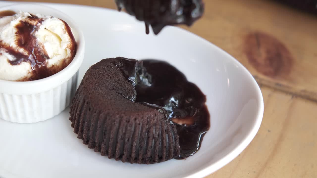 아이스크림과 함께 초콜릿 라바 케이크