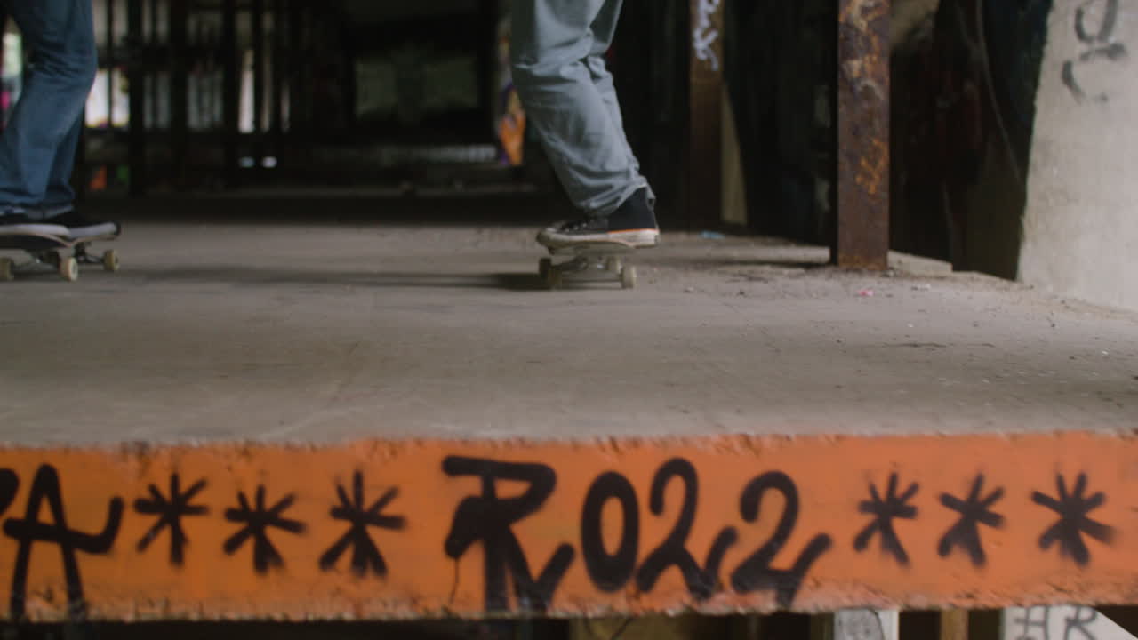 파괴된 건물에서 스케이트보드를 타는 소년들.