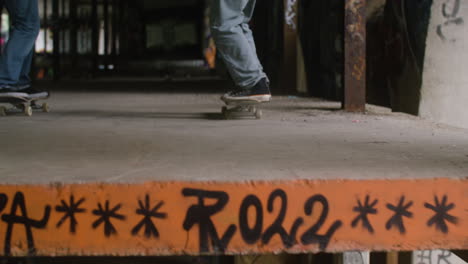 des garçons faisant du skateboard dans un bâtiment en ruines.