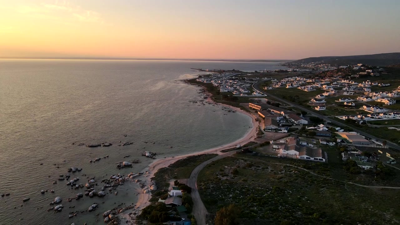 Vista de drone ao nascer do sol sobre a costa da Baía de Santa Helena na Costa Oeste do Cabo, África do Sul