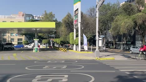 Toma-En-Cámara-Lenta-De-Una-Gasolinera-En-La-Ciudad-De-México