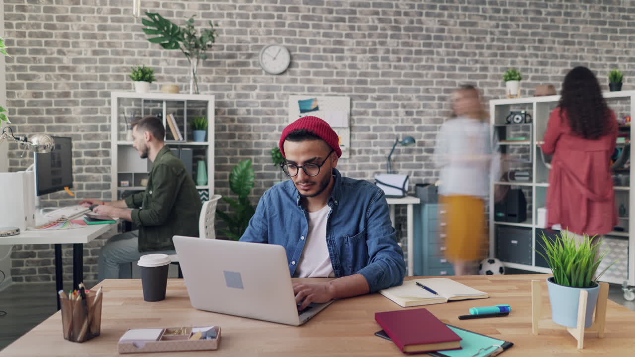 Kreativt team arbejder på et moderne kontor