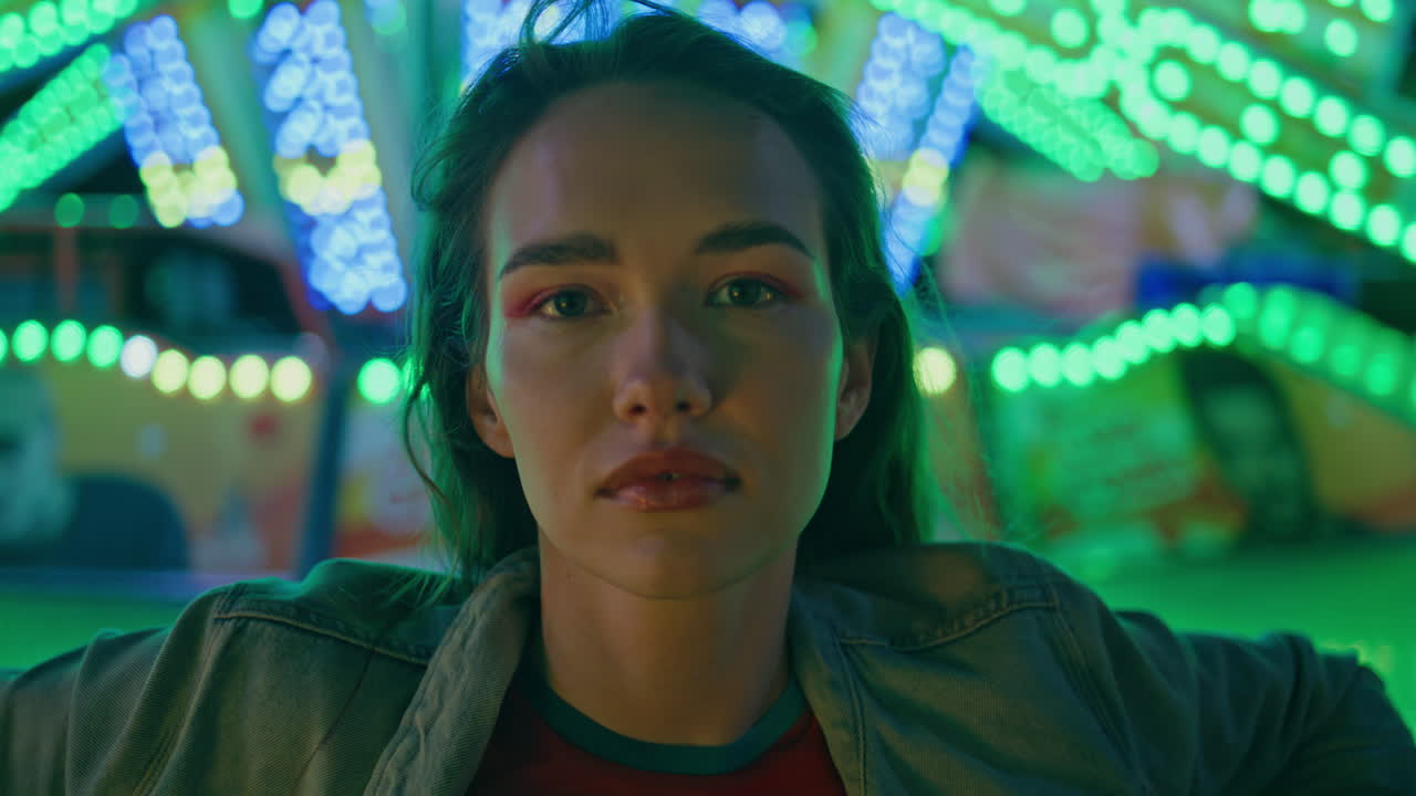 루나 파크 카루셀 클로즈업으로 포즈를 취하는 도시 소녀 카메라