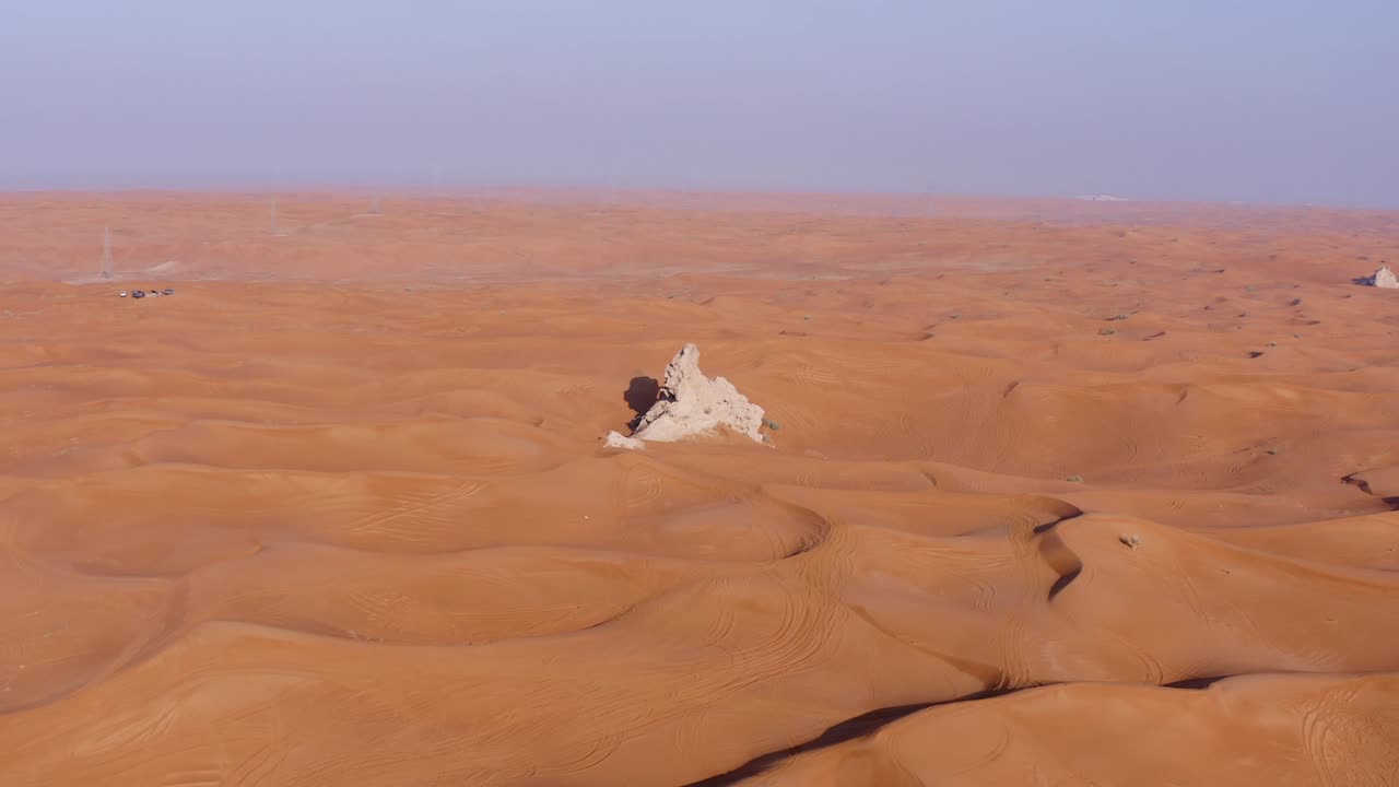 4k 드론 영상, 모래 파동과 함께 mleiha 사막의 화석 암석 고원의 공중 광경, 아랍에미리트의 모래 언덕 사막의 스핑크스의 지질적 풍경, 드론 비디오