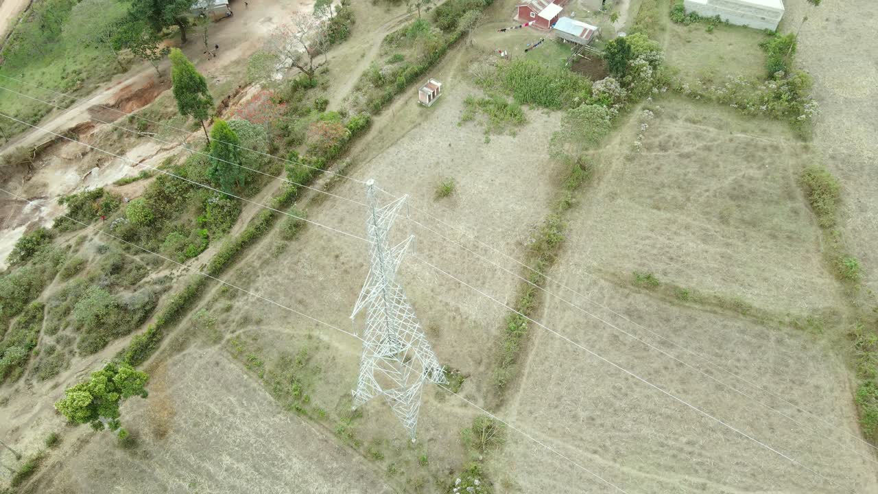 케냐 아프리카의 전통적인 농촌 공동체인 카펜구리아 부족 마을에 있는 바쁜 지역 시장의 드론 비행