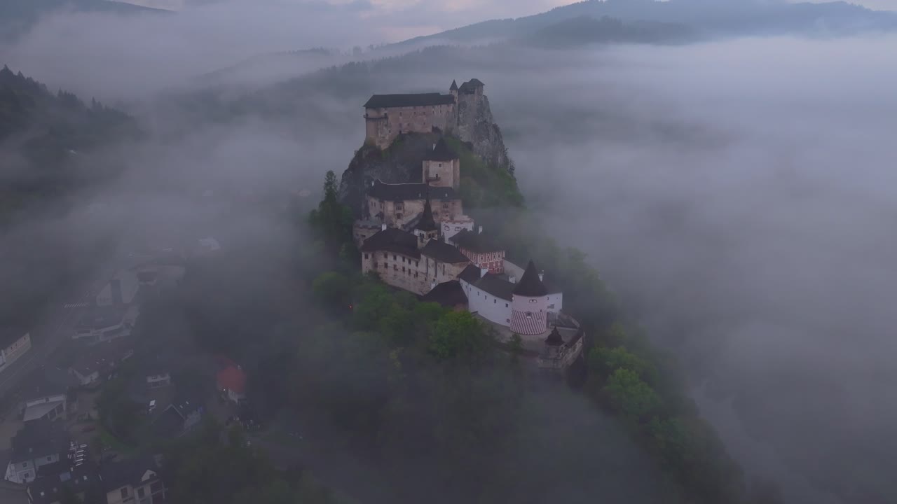 Аэросъемка Оравского замка, сияющего в мягком свете восхода, Словакия.