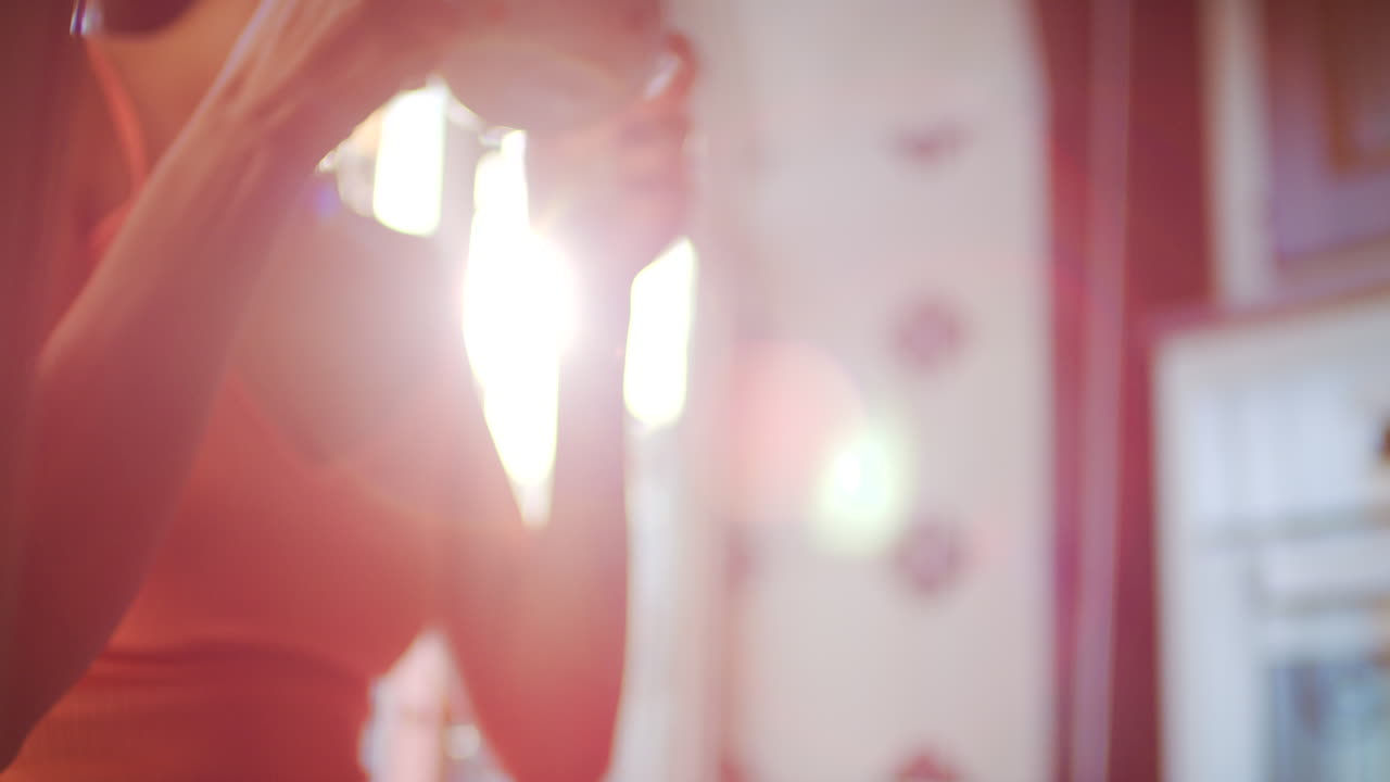 부에서 뜨거운 음료를 마시는 여자