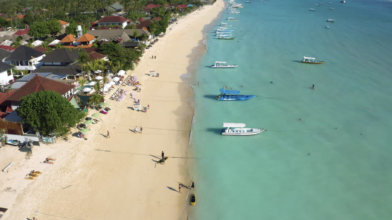 열대 발리 인도네시아 선셋 비치의 극적인 전망